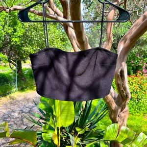 Simple black crop top 🤍